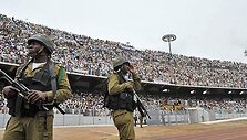 Tvarką ir saugumą Amadou Ahidjo stadione per popiežiaus aukotas mi&scaron;ias prižiūrėjo Kamerūno kariai.