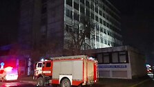 Ugniagesiai Demokratų g. &scaron;alia pastato, kuriame buvo kilęs gaisras
