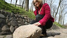 Studentės A.Leketaitės tvirtinimu, būtent &scaron;is akmuo sužalojo Gedimino kalno takeliu ėjusią turistę.
