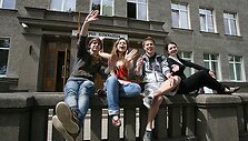 Užupio gimnazijos abiturientai Rūta, Ksenija, Tomas ir Arnas, tikino, kad paskutinis skambutis jiems &ndash; tai simbolinė riba, po kurios prasideda tikras suaugusiųjų gyvenimas.
