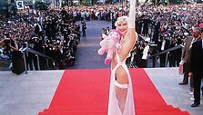 Cicciolina provokuojančiu apdaru 1998 metų Kanų festivalyje