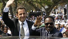 2007-aisiais Prancūzijos prezidentas Nicolas Sarkozy apsilankė Gabone ir susitiko su Omaru Bongo Ondimba.