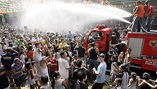 Filipinuose per Jonines gausiai laistomasi vandeniu.