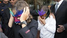 Michaelo Jacksono vaikai vie&scaron;umoje rodydavosi tik prisidengę veidus kaukėmis.