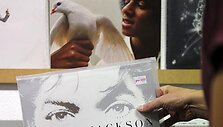 Pasaulyje parduota daugybė milijonų Michaelo Jacksono albumų.