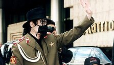 Michaelas Jacksonas Bemovo oro uoste Var&scaron;uvoje 1996-aisiais