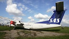 Prie&scaron; metus Vilniaus oro uoste per plauką i&scaron;vengta skaudžios katastrofos &ndash; SAS orlaivis &bdquo;Dash 8400&ldquo; buvo priverstas leistis su sugedusia važiuokle ir nuslydo nuo tako.