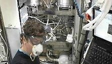 Astronautas Michaelas Barrattas remontuoja kosminį tualetą.