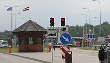 Raudoni &scaron;viesoforo žibintai ties pasieniu jau perkaito.