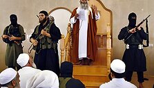 &bdquo;Jund Ansar Allah&ldquo; kovotojai saugo savo lyderį Abdelį Latifą Moussą, kai jis skelbia Islamo emyratą Gazos ruože. Netrukus prasidėjo &bdquo;Hamas&ldquo; policijos ataka ir pusę paros trukusios kautynės