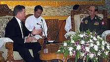 JAV senatorius Jimas Webbas įtikino Mianmaro režimo lyderį Thaną Shwe paleisti įkalintą amerikietė Johną Yettaw.