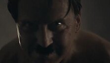 Reklaminiame klipe Adolfas Hitleris įkūnija AIDS grėsmę.