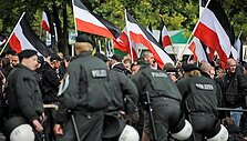 Neonacių mitingą saugojo policininkai.
