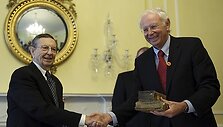 Veteranas Robertas Thomasas (kairėje) perduoda XVI amžiaus knygas Vokietijos ambasadoriui JAV Klausui Schariothui