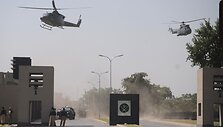 Pakistano kariniai sraigtasparniai pakibo vir&scaron; generalinio &scaron;tabo teritorijos.