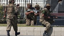 Pakistano ginkluotosios pajėgos &scaron;turmavo teroristų užimtas patalpas ir i&scaron;laisvino įkaitus.