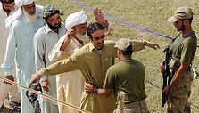 Pakistano kariai tikrina, ar tarp pabėgėlių nėra įsimai&scaron;ę Talibano kovotojų.