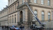Policija nusikaltimo vietoje &scaron;alia mobilaus lifto, kuriuo pasinaudojo nusikaltėliai