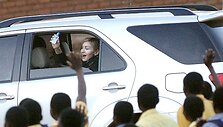 Madonna atsisveikina su vaikų globos centro auklėtiniais.