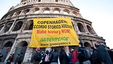 &bdquo;Greenpeace&ldquo; aktyvistai savo transparantus i&scaron;skleidė ant Romos Koliziejaus sienų.
