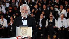 Anksčiau &scaron;iemet Michaelis Haneke už savo filmą &bdquo;Balta juosta&ldquo; jau buvo gavęs prestižinį Kanų kino festivalio apdovanojimą &ndash; &bdquo;Auksinę palmės &scaron;akelę&ldquo;.