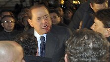 Po smūgio Silvio Berlusconi veidas paplūdo krauju.
