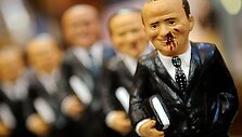 Italijoje jau galima įsigyti suvenyrinių sužeisto Silvio Berlusconi skulptūrėlių.