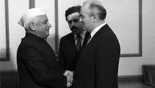 Tuometinis Indijos užsienio reikalų ministras Narayanas Duttas Tiwaris (kairėje) susitinka su Sovietų Sąjungos lyderiu Michailu Gorbačiovu Maskvoje.