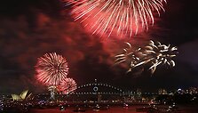 Australijoje, Sidnėjuje, naujametiniai fejerverkai pradėti &scaron;audyti 21 val. vietos (12 val. Lietuvos) laiku. Australai taip nusprendė &bdquo;pažadinti miesto dvasią&ldquo;.