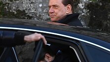 Silvio Berlusconi Sen Pol de Vanse lankėsi su dukra ir sūnumi.