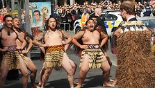 Maoriai princą Williamą pasveikino tradici&scaron;kai.