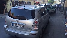 Automobilis i&scaron;daužtu stiklu Totorių gatvėje, Vilniuje