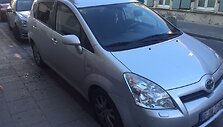 Automobilis i&scaron;daužtu stiklu Totorių gatvėje, Vilniuje