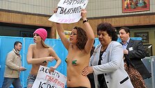 &bdquo;Femen&ldquo; aktyvistės reikalavo &bdquo;baigti prievartauti Ukrainą&ldquo;.
