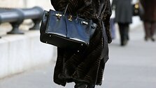 Catherine Zeta-Jones i&scaron; namų į spektaklį i&scaron;vyko apsigobusi natūraliais kailiniais ir apsimovusi juodas odines kelnes.