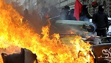 Kairiųjų pažiūrų protestuotojai gatvėse statė ugnies barikadas, kad sutrukdytų žygiuoti neonaciams.