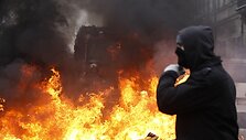 Kairiųjų pažiūrų protestuotojai gatvėse statė ugnies barikadas, kad sutrukdytų žygiuoti neonaciams.