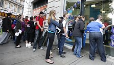 Eilė Londone. Pasirodo, kai kuriuos imigrantus tenka mokyti, kad norint ką nors gauti, reikia stoti į eilę.