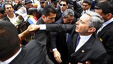 Alvaro Uribe (de&scaron;inėje) yra nepaprastai populiarus savo &scaron;alyje, tačiau nebegalės dar karą būti renkamas prezidentu.