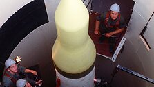 Karo technikai atlieka JAV tarpkontinentinės balistinės raketos patikrinimą jos &scaron;achtoje.