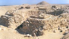 Egipto auk&scaron;čiausiosios senienų tarybos i&scaron;platintoje nuotraukoje matyti karalienės Behenu piramidės Sakaroje liekanos. &Scaron;i tyrinėjimų vieta yra už 35 km į pietus nuo Kairo.