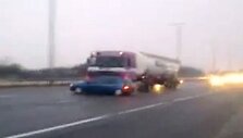 Vilkikas lengvąjį automobilį stumė 60 mylių per valandą greičiu.