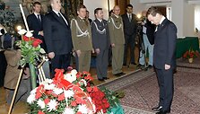 Dmitrijus Medvedevas atidavė pagarba žuvusiesiems Lenkijos ambasadoje Maskvoje.