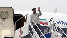 Mahmoudas Ahmadinejadas atsisveikina i&scaron;vykdamas į JAV.