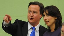 Davidas Cameronas pasirengęs formuoti naująjį Didžiosios Britanijos ministrų kabinetą. Nuotraukoje &ndash; su žmona Samantha.