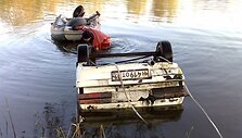 Kovo mėnesį nuskendęs &bdquo;Audi 80&ldquo; pagaliau pasiekė krantą.