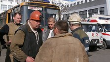 Kalnakasiai ir gelbėtojai prie administracinio &scaron;achtos &bdquo;Raspadskaja&ldquo; pastato