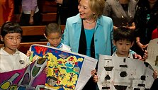 Hillary Clinton jaunuosius kinus apdovanojo me&scaron;kučiais.