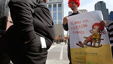 JAV miestuose vyko akcjios, kurių dalyviai reikalavo, kad Ronaldas McDonaldas &bdquo;i&scaron;eitų į pensiją&ldquo;