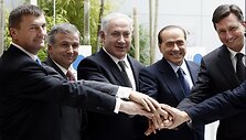 Estijos premjeras Andrusas Ansipas (i&scaron; kairės), Čilės finansų ministras Felipe Larrainas, Izraelio premjeras Benjaminas Netanyahu, Italijos premjeras Silvio Berlusconi ir Slovėnijos premjeras Borutas Pahoras pozuoja prie&scaron; EBPO ministrų susitikimą gegužės 27 d.